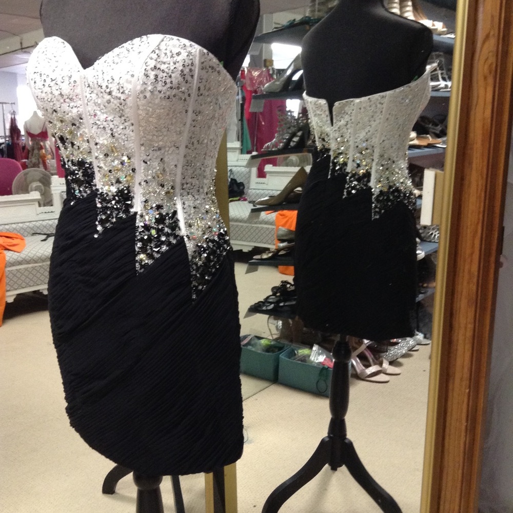 Tony Bowls short dress size 4